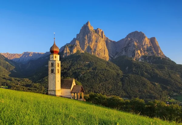 Iglesia San Valentín y montaña Schlern —  Fotos de Stock