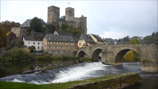 Замок Runkel та річки Лан в Німеччині — стокове відео