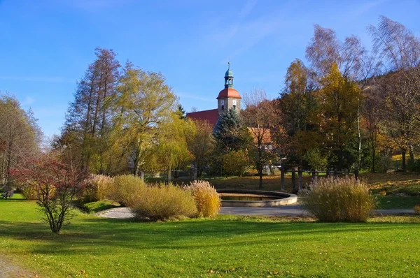 Jonsdorf Park en kerk — Stockfoto