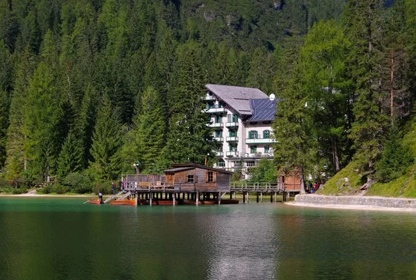 Lago Prags em Alpes — Fotografia de Stock