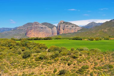 El Salto de Roldan, İspanya 'nın Aragon kentinde bulunan Pena San Miguel ve Pena Aman adlı iki dağdan oluşan bir kaya oluşumudur.