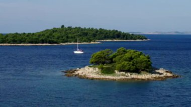 Adriyatik Denizi ve tekne içinde Adası