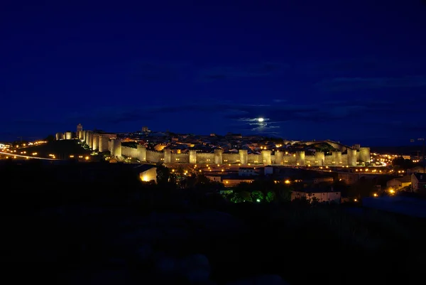 밤에 조명 아 빌라 — 스톡 사진