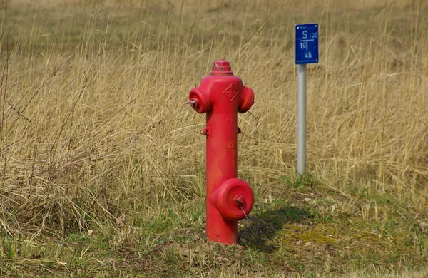 Red fire hydrant — Zdjęcie stockowe