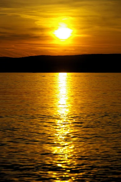 Schöne Meereslandschaft bei Sonnenuntergang — Stockfoto