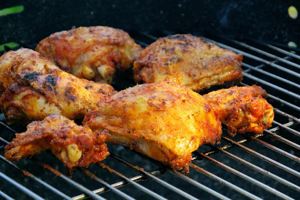 Grilling chicken on charcoal — Stock Photo, Image