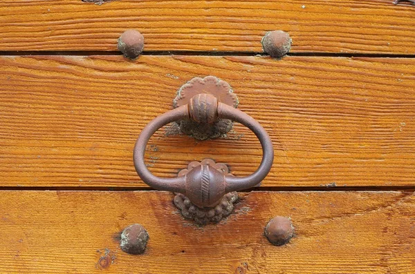 Fából készült ajtón kopogtató — Stock Fotó