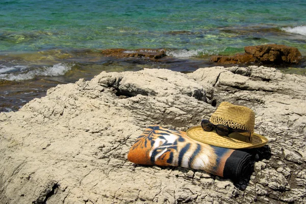 Cappello di paglia sulla spiaggia — Foto Stock