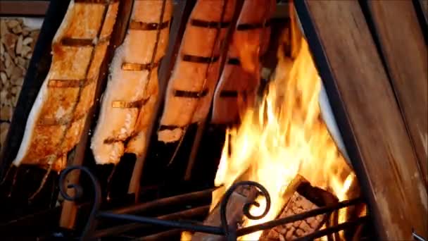 Lachs in Flammen — Stockvideo