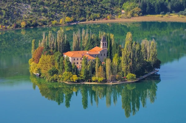 Bella abbazia sull'isola — Foto Stock