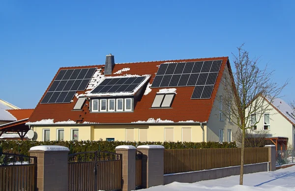 Solární panely na budovu — Stock fotografie