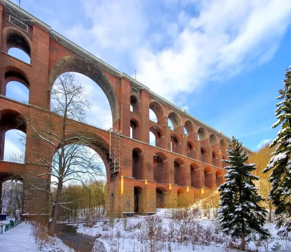 Puente del valle del Goltzsch en invierno — Foto de Stock