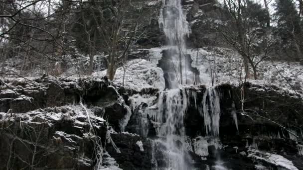 Cascada Romkerhalle en invierno — Vídeo de stock