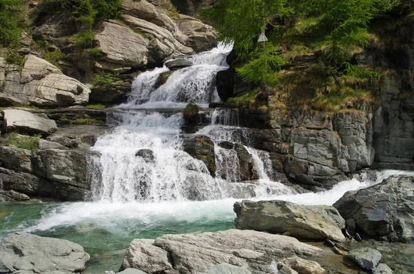Водопад Лиллаз с ручьем воды — стоковое фото