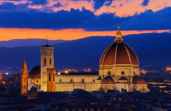 Catedral de Florencia por la noche — Foto de Stock