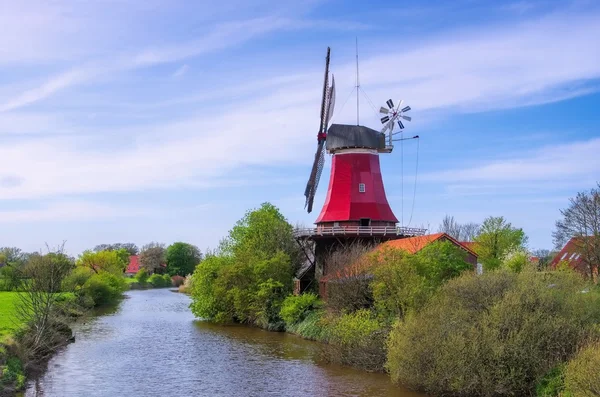 Greetsiel czerwony wiatrak — Zdjęcie stockowe