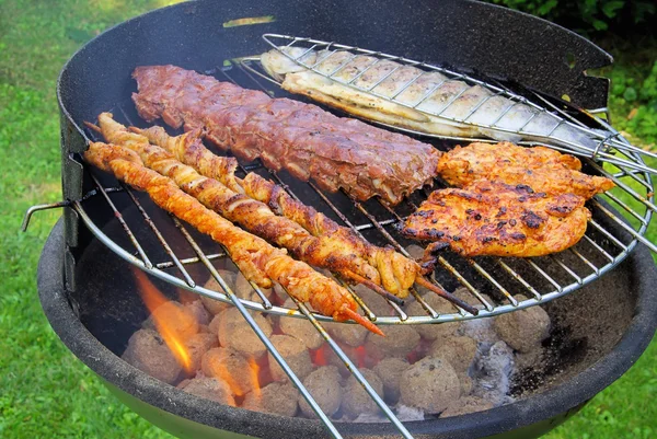 Kip barbecue op grill — Stockfoto