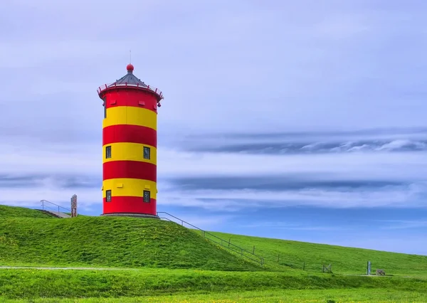 Phare de Pilsum sur prairie — Photo