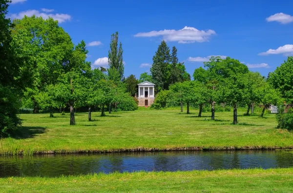 Engelska trädgårdar woerlitz tempel av flora — Stockfoto