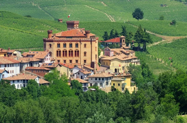 Barolo stadt in italien — Stockfoto