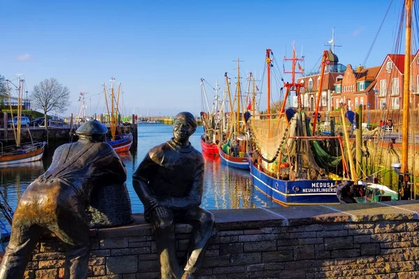 Neuharlingersiel hamnen staty — Stockfoto