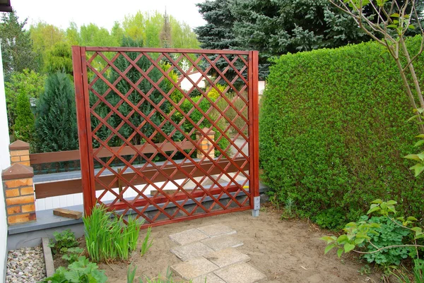 Building a trellis in garden — Stock Photo, Image