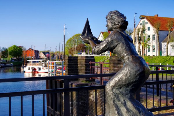 Carolinensiel harbour statue