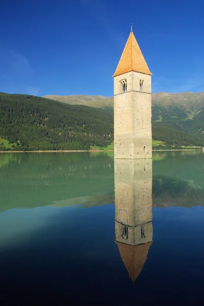 Reschensee mit Kirche — Stockfoto