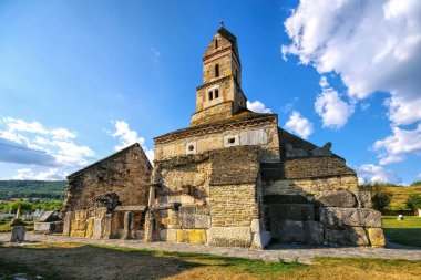 Romanya 'nın Hunedoara eyaletinin Densus kentindeki taş kilise, aynı zamanda Aziz Nicholas Kilisesi olarak da bilinir.