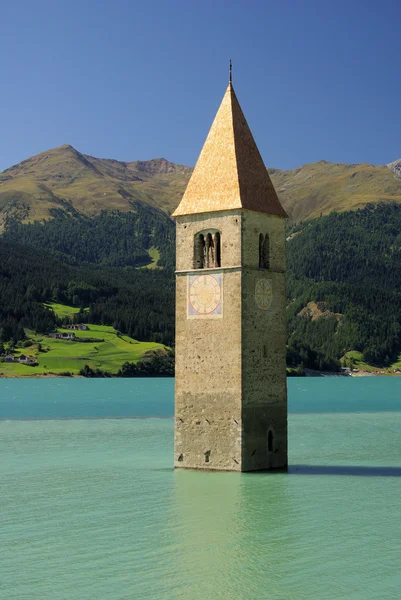 Reschensee mit Kirche — Stockfoto