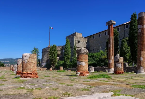 Trieste castillo y foro romano —  Fotos de Stock