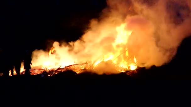 Feu de Pâques dans la nuit noire — Video