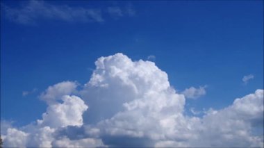 Bulutlar ve mavi gökyüzü