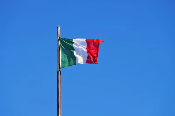 Italiensk flagg i vinden — Stockfoto