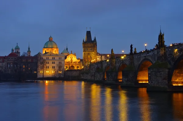 Geceleri Prag Charles Köprüsü — Stok fotoğraf