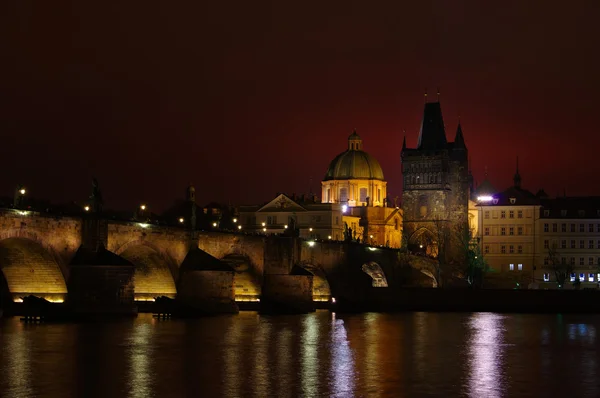 Praga Charles Bridge à noite — Fotografia de Stock