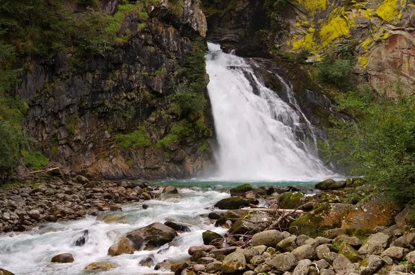 Cachoeira Reinfall em Alpes — Fotografia de Stock