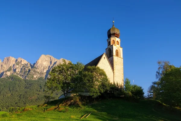 Chiesa di San Konstantin e montagna Schlern — Foto Stock