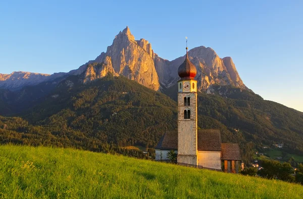 Igreja St. Valentin e montanha Schlern — Fotografia de Stock
