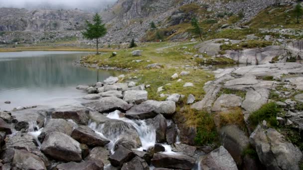 Lago Cornisello y cascada en Dolomitas, Alpes — Vídeo de stock