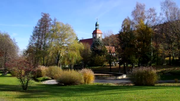 Jonsdorf Park en kerk — Stockvideo