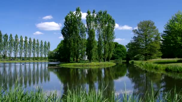 Anglická zahrada Woerlitz Rousseau ostrov — Stock video