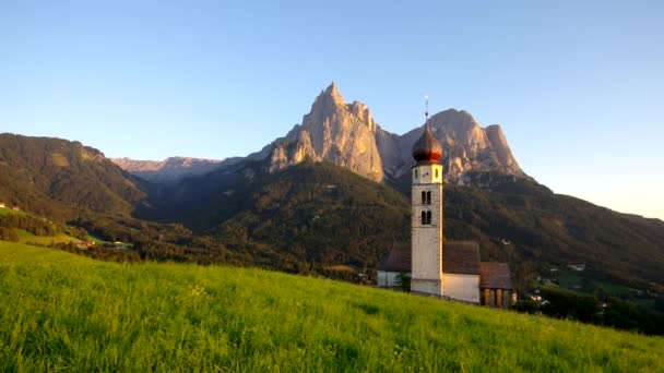 Igreja St. Valentin e montanha Schlern — Vídeo de Stock