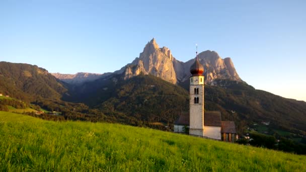 Iglesia San Valentín y montaña Schlern — Vídeos de Stock