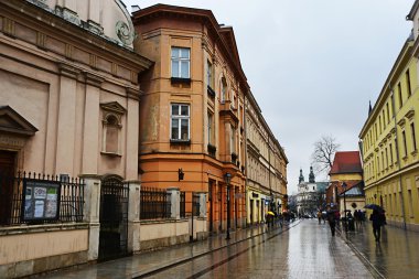 Krakow, Polonya - 23 Şubat 2016: Street eski Krakow yağmurlu akşam, Krakow, Polonya.