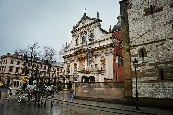 Krakow, Polonya - 23 Şubat 2016: Street eski Krakow yağmurlu akşam, Krakow, Polonya.