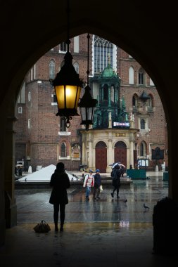 Krakow, Polonya - 23 Şubat 2016: eski kemerli, Krakow, Polonya ile yağmurlu akşam Krakow görüntülemek
