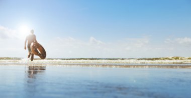 Yaz aylarında arka plan. Adam şişme yuvarlak ile deniz gider