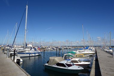 Helsingor, Danimarka - 19 Temmuz 2016: Yelkenli yachtport güzel bir güneşli gün