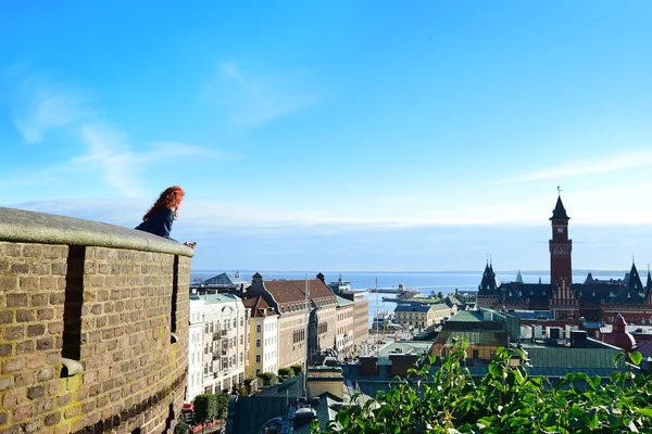 Menina ruiva no topo da torre goza da vista de Helsinborg, Suécia — Fotografia de Stock